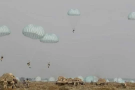  Iran lần đầu tiên diễn tập đổ bộ đường không tấn công đánh chiếm bờ biển