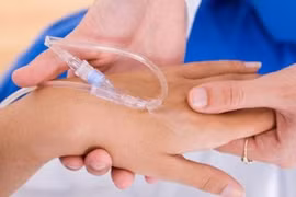 Sốt xuất huyết tuyệt đối không tự ý truyền dịch tại nhà