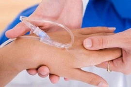 Sốt xuất huyết tuyệt đối không tự ý truyền dịch tại nhà