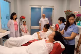 Thai phụ được gội đầu, thắt tóc và massage vai gáy miễn phí trước khi vượt cạn