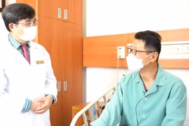 Phương pháp xử lý tán sỏi đường mật qua da bằng laser là một đột phá với kỹ thuật xâm lấn tối thiểu, bảo tồn được túi mật nên bảo toàn được chức năng tiêu hóa và giúp bệnh nhân hồi phục nhanh.