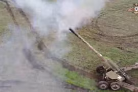 Dân quân Donetsk sử dụng pháo xe kéo 152 ly Hyacinth-B tấn công chiến tuyến quân đội Ukraine. Ảnh video.