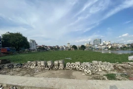 "Mặc áo" mới cho ao hồ Thủ đô: Gian nan 'cuộc chiến' giành không gian