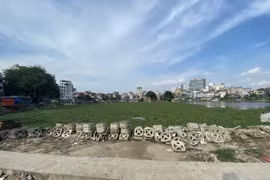 "Mặc áo" mới cho ao hồ Thủ đô: Gian nan 'cuộc chiến' giành không gian