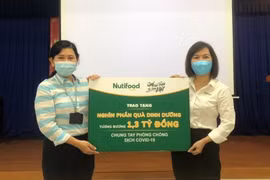 Nutifood và Ông Bầu trao tặng sản phẩm dinh dưỡng trị giá 1,3 tỷ đồng cho CBNV ngành Y tế TPHCM tham gia chống dịch Covid-19