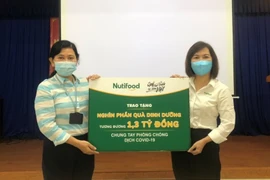Nutifood và Ông Bầu trao tặng sản phẩm dinh dưỡng trị giá 1,3 tỷ đồng cho CBNV ngành Y tế TPHCM tham gia chống dịch Covid-19