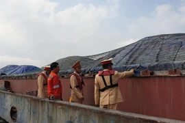 Quảng Ninh: Bắt quả tang 6 tàu khai thác cát trái phép