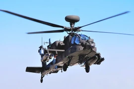 Trực thăng tấn công AH-64E Apache thử nghiệm phóng tên lửa Spike-NLOS trên biển