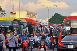 Vé xe Tết Nguyên đán năm nay giá ra sao, bán thế nào?