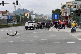 Video: Kinh hoàng xe bán tải vượt đèn đỏ đâm tan xe máy