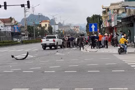 Video: Kinh hoàng xe bán tải vượt đèn đỏ đâm tan xe máy