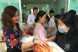 Báo Khoa học & Đời sống tặng quà cho bệnh nhân bệnh hiểm nghèo