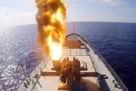 Video: Hộ tống hạm Nga phóng tên lửa hành trình tấn công quân đội Ukraina