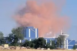 Nhà máy thép Hòa Phát Dung Quất nhả khói màu hồng bất thường