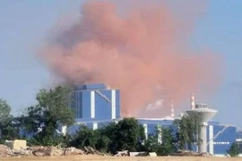 Nhà máy thép Hòa Phát Dung Quất nhả khói màu hồng bất thường