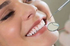 Tự gắn răng khểnh làm duyên rước thêm vô số bệnh