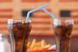  Đừng cho trẻ uống nước ngọt có gas