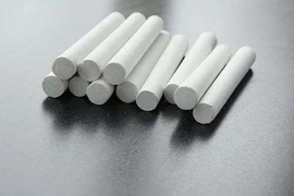 Phấn trắng chống ẩm mốc cho quần áo