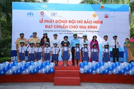 Phát động học sinh, giáo viên đội mũ bảo hiểm đạt chuẩn
