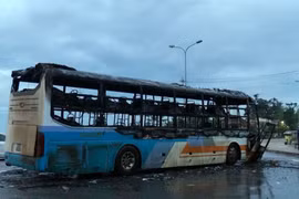 Xe khách cháy trơ khung khi đang lưu thông