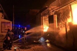 Cảnh sát PCCC&CNCH khống chế vụ cháy.