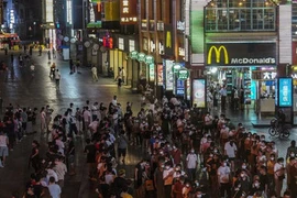 Một tỉnh ở Trung Quốc bùng dịch Covid-19 "đáng báo động" chỉ từ một bữa ăn