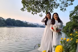 Chị Việt Thu cùng bạn bên Hồ Gươm.