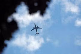 Sống sót thần kỳ sau hành trình bám càng máy bay từ London đến Hà Lan