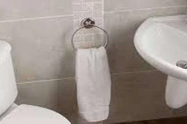 Ngã vì vịn bồn rửa mặt