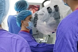 Vi phẫu tách mạch máu chữa đau nửa mặt.