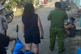 Hình ảnh vụ việc cháu bé 2 tuổi bị bắt cóc được đăng tải trên mạng xã hội gây xôn xao dư luận.