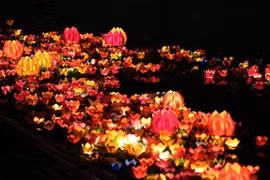 Hoa đăng trong lễ Vu lan. Ảnh: Minh họa.