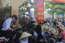 Sân Đồ Sơn quá tải, người dân trèo tường vào khán đài xem chọi trâu