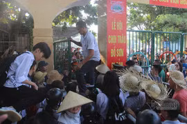 Sân Đồ Sơn quá tải, người dân trèo tường vào khán đài xem chọi trâu