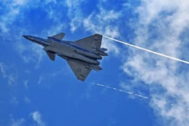 Không quân Trung Quốc sẽ kết hợp biên đội tiêm kích tàng hình J-20 với UAV chiến đấu