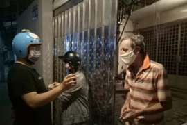 Thầy giáo Tây cầm bảng 'giúp tiền': 'Người Việt quá nhân từ; tôi ổn, xin không nhận nữa!'