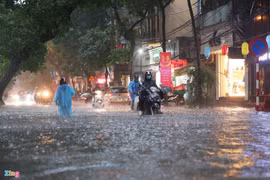 Phố quanh Hồ Gươm ngập sâu sau mưa lớn