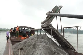 Thuyền máy vi phạm và tang vật do lực lượng công an phát hiện, tạm giữ. Ảnh: Công an tỉnh Nghệ An.