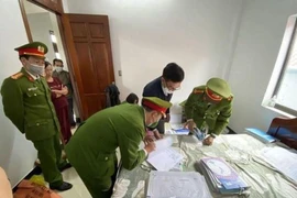 Lực lượng chức năng thu giữ tang vật