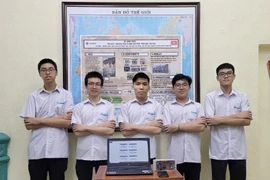 Nhóm nghiên cứu Trường THPT Chuyên Khoa học Tự nhiên, Trường Đại học Khoa học Tự nhiên, Đại học Quốc gia Hà Nội. Ảnh: VNU