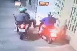 Camera ghi hình 2 phụ nữ bị cướp tấn công trong đêm ở TP.HCM