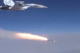 Video Tiêm kích đa nhiệm Su-35S phóng tên lửa không đối không tiên tiến R-37M