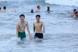 Đà Nẵng cấm tắm biển lần thứ ba trong hai tháng