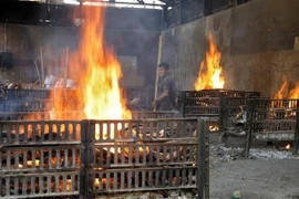 Lò hỏa táng Ấn Độ vỡ trận, thi thể nạn nhân Covid-19 nằm la liệt trên đường