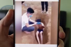 Cha của thanh niên bị chôn sống: 'Tôi nhờ người dạy con mình'