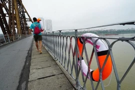 Hình ảnh những chiếc phao cứu sinh xuất hiện trên các cây cầu bắc qua sông Hồng ở Hà Nội.