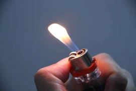 Không để bật lửa trong túi xách