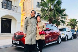 Cặp vợ chồng U70 “lên rừng xuống biển” với VinFast