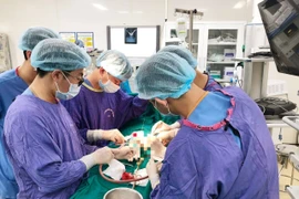 Bố “gãy súng” vì con bất ngờ giẫm trúng