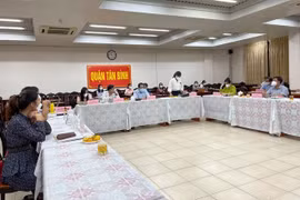 Theo đại diện một số phường tại quận Tân Bình, việc đánh dấu (+) hoặc (R) cũng do người nhận hỗ trợ đi cách ly nên người nhà nhận thay